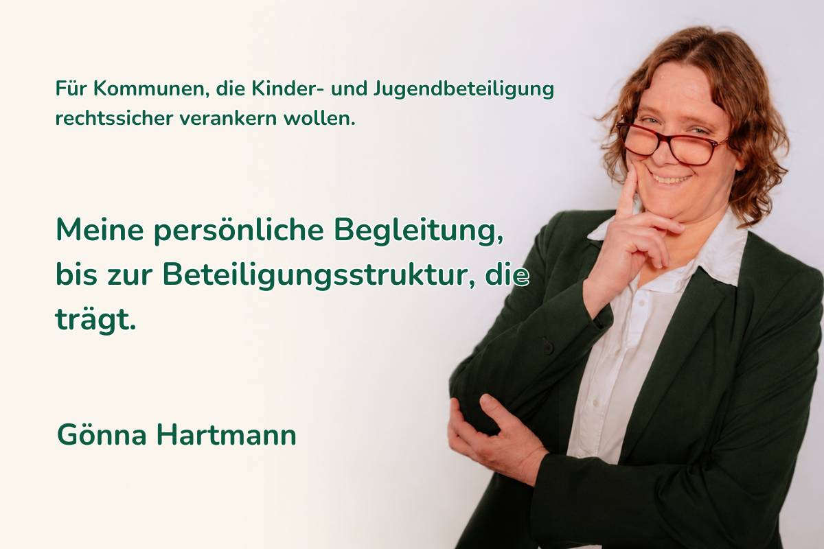 Gönna Hartmann im dunkelgrünen Blazer, nachdenklich lächelnd. Bildtext: Für Kommunen, die Kinder- und Jugendbeteiligung rechtssicher verankern wollen. Meine persönliche Begleitung, bis zur Beteiligungsstruktur, die trägt.