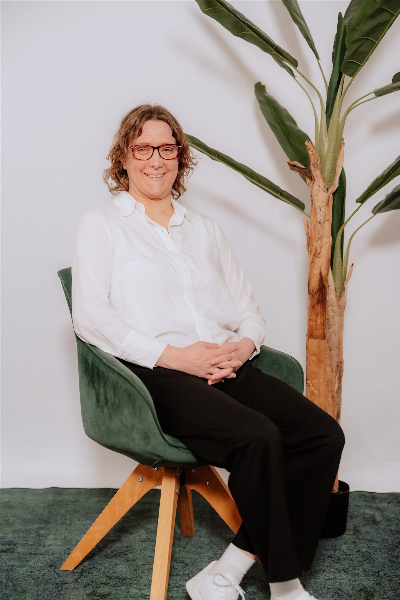 Gönna Hartmann sitzend im Gespräch, warmherzig und zugewandt