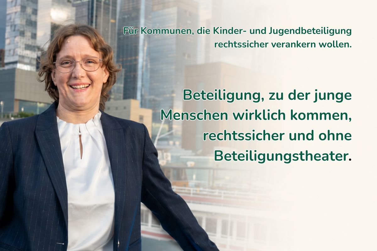 Gönna Hartmann vor einer Stadtsilhouette. Bildtext: Für Kommunen, die Kinder- und Jugendbeteiligung rechtssicher verankern wollen. Beteiligung, zu der junge Menschen wirklich kommen, rechtssicher und ohne Beteiligungstheater.